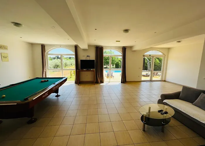 Orange Tree Garden * 特罗吉尔